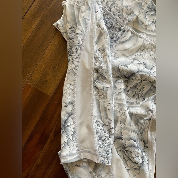 Lululemon Crop leggings flower print gray and white - Picture 10 of 13